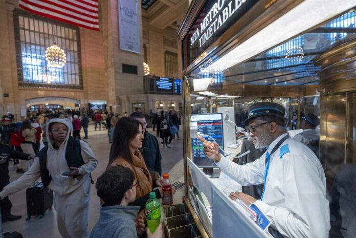 Pasajeros compran sus billetes de tren este miércoles en la estación Gran Central de Nueva York