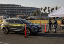 Autoridades mexicanas instalan filtro de revisión en garita de la fronteriza Tijuana - Personal de la Guardia Nacional realiza un operativo de revisión vehicular en el puerto internacional de San Ysidro (1)