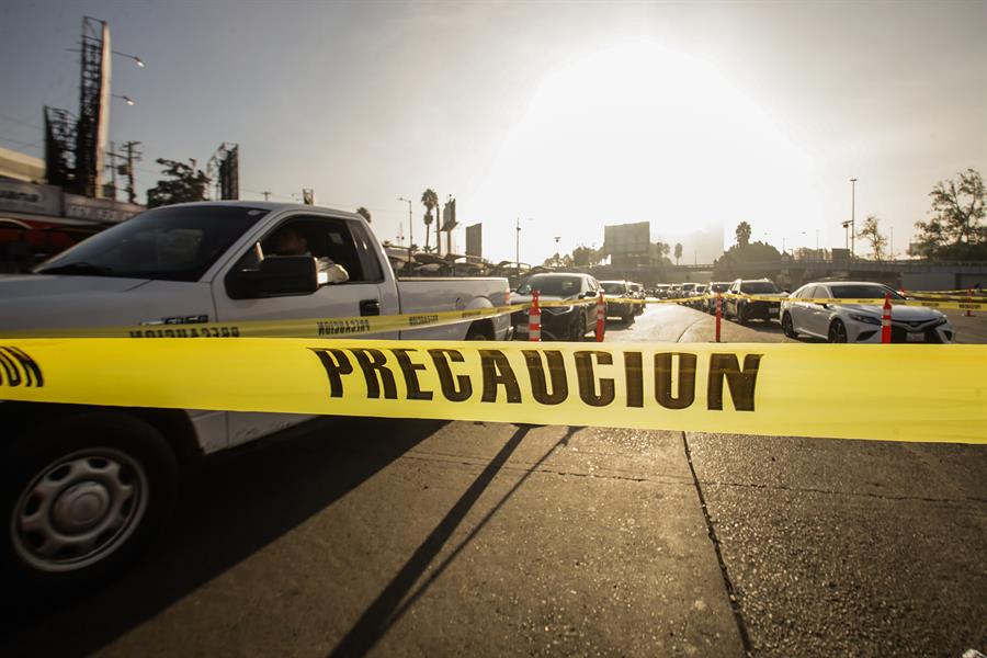 - Personal de la Guardia Nacional realiza un operativo de revisi&oacute;n vehicular en el puerto internacional de San Ysidro (2)
