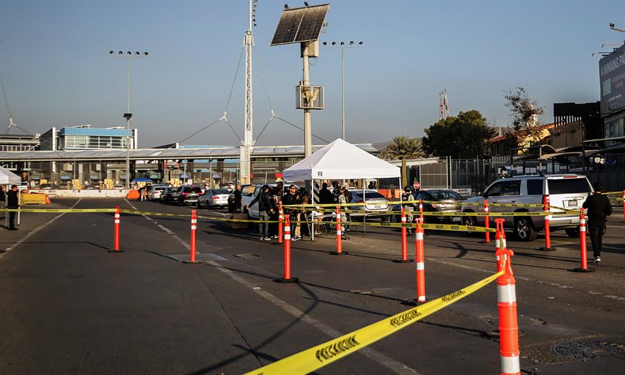 - Personal de la Guardia Nacional realiza un operativo de revisi&oacute;n vehicular en el puerto internacional de San Ysidro (3)