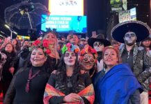 Personas disfrazadas posan durante el Día de Muertos en Times Square (1)