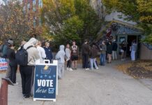 Personas esperan para votar en las afueras de un centro de votación instalado en la tienda Banana Factory (2)