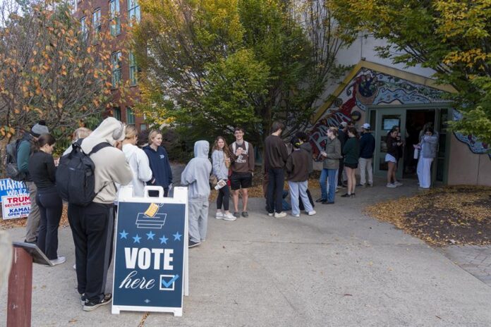 Personas esperan para votar en las afueras de un centro de votación instalado en la tienda Banana Factory (2)