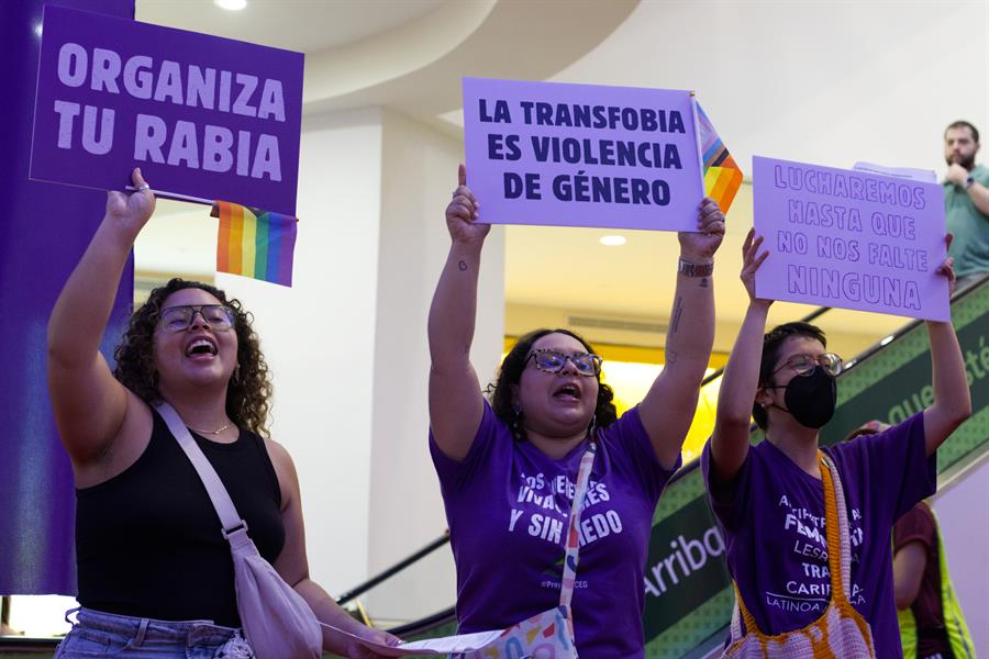 Personas participan en una manifestaci&oacute;n en el D&iacute;a Internacional de Eliminaci&oacute;n de la Violencia contra la Mujer (1)