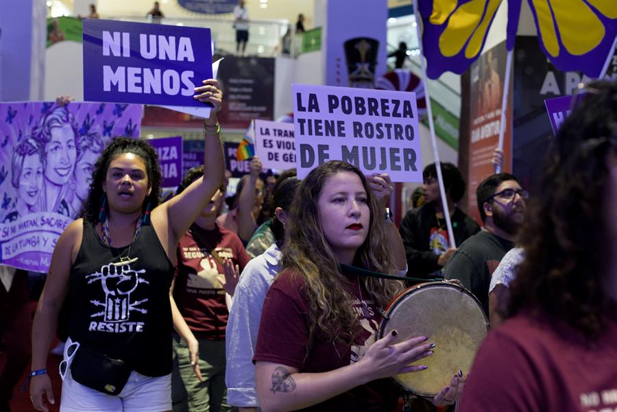 Personas participan en una manifestaci&oacute;n en el D&iacute;a Internacional de Eliminaci&oacute;n de la Violencia contra la Mujer (2)