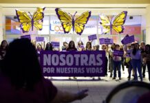 Personas participan en una manifestación en el Día Internacional de Eliminación de la Violencia contra la Mujer (3)
