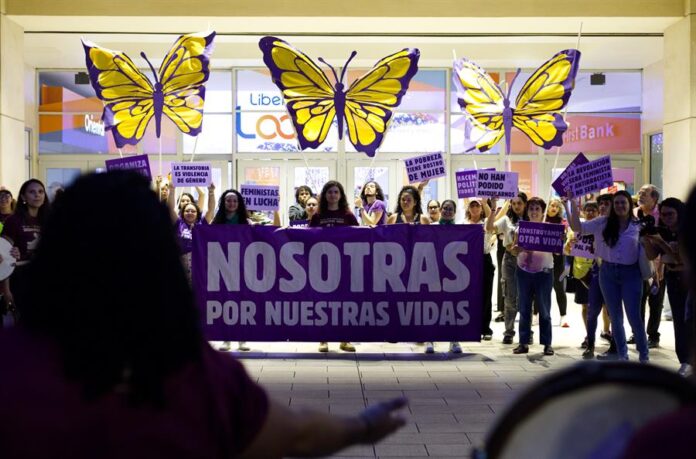 Personas participan en una manifestación en el Día Internacional de Eliminación de la Violencia contra la Mujer (3)