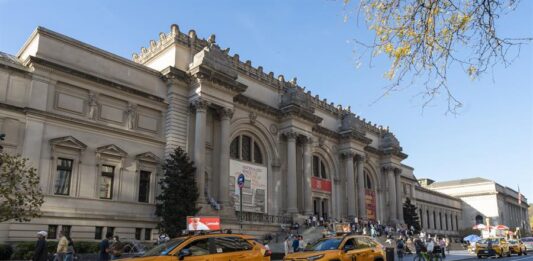 Taxis esperan pasajeros, este viernes en la Quinta Avenida de Nueva York