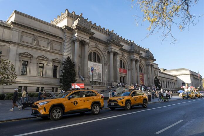 Taxis esperan pasajeros, este viernes en la Quinta Avenida de Nueva York Taxis esperan pasajeros, este viernes en la Quinta Avenida de Nueva York