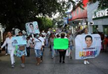 Un grupo de personas grita consignas durante una marcha para exigir justicia por el asesinato del alcalde Alejandro Arcos Catalán (1)