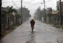 El huracán Gil ya es tormenta tropical y se aleja del Pacífico mexicano sin causar peligro