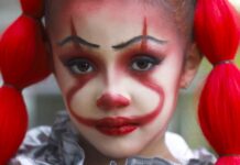 Una niña disfrazada posa durante el día de Halloween