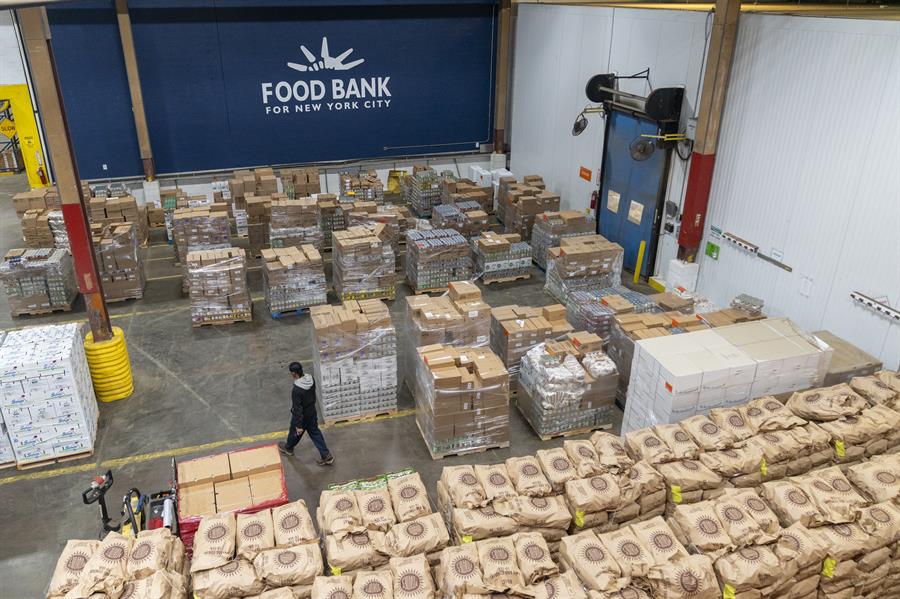 Una persona organiza las cajas y bolsas de los alimentos que se repartir&aacute;n durante el D&iacute;a de Acci&oacute;n de Gracias (4)