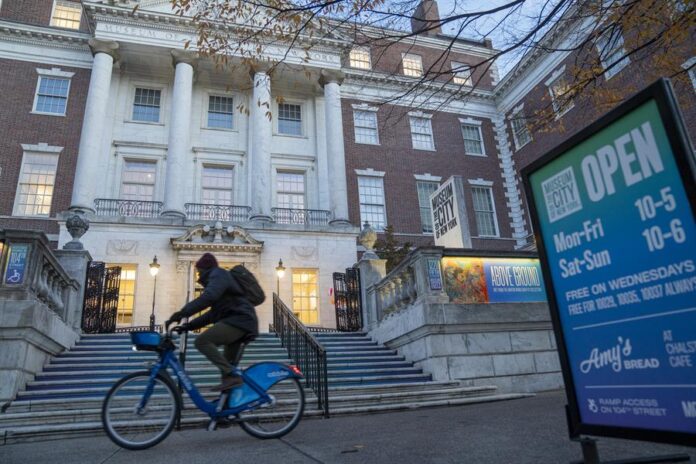 Una persona pasea en bicicleta este martes frente al Museo de la Ciudad de Nueva York Una persona pasea en bicicleta este martes frente al Museo de la Ciudad de Nueva York
