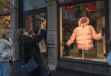 Una persona toma una fotografía a una chaqueta que tiene movimientos de baile