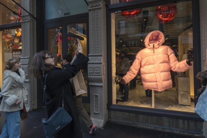 Una persona toma una fotografía a una chaqueta que tiene movimientos de baile
