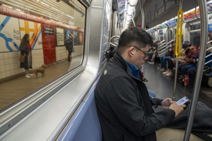 Una persona viaja en un tren de la línea 6 este lunes, en Nueva York metro de Nueva York