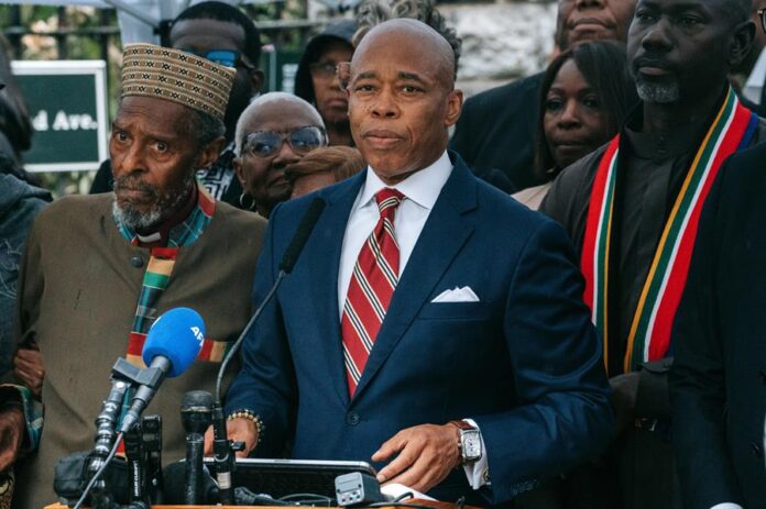 alcalde de Nueva York, Eric Adams (c), hablando durante una rueda de prensa alcalde de Nueva York, Eric Adams (c), hablando durante una rueda de prensa