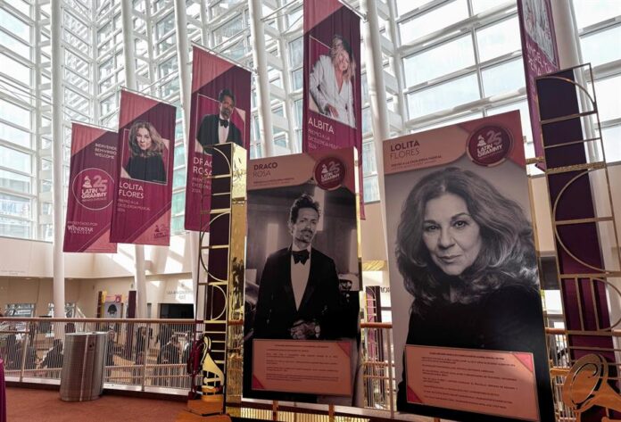 artistas en la entrada del Teatro Arsh Center este domingo en Miami, Florida