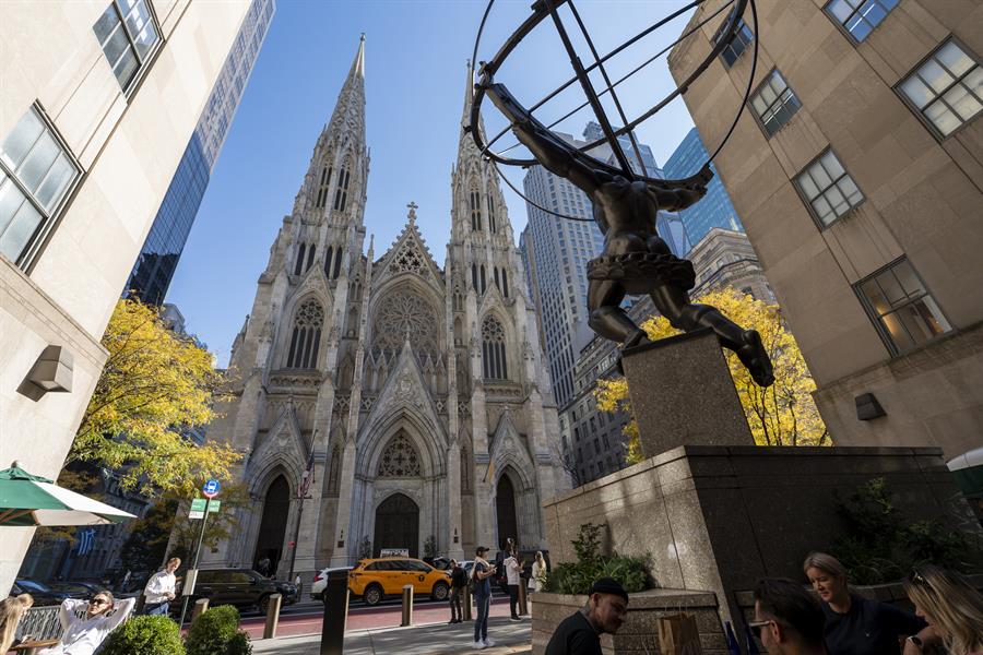 escultura del Atlas de Rockefeler situada frente a la Catedral de San Patricio