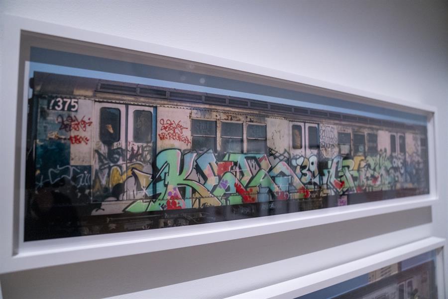 graffitis pintados sobre los vagones e un tren exhibid la exposición 'Above Ground Art from the Martin Wong Graffitti Collection',
