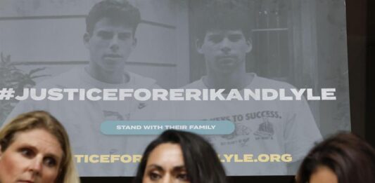 integrantes de la familia de Erik y Lyle Menéndez, durante una rueda de prensa p