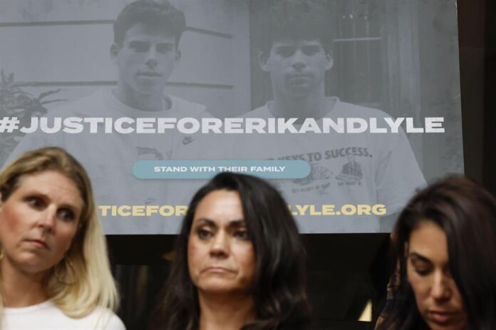 integrantes de la familia de Erik y Lyle Menéndez, durante una rueda de prensa p