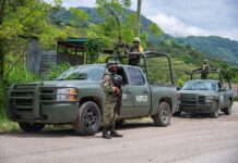 integrantes del Ejercito Mexicano en un reten de vigilancia, en la comunidad de Tila,