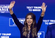 Trump propone a Kristi Noem como secretaria del Departamento de Seguridad Nacional la gobernadora de Dakota del Sur, Kristi Noem, saludando durante un evento