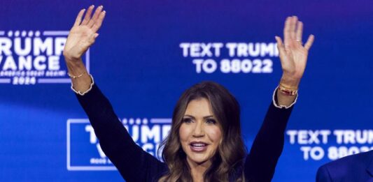 la gobernadora de Dakota del Sur, Kristi Noem, saludando durante un evento
