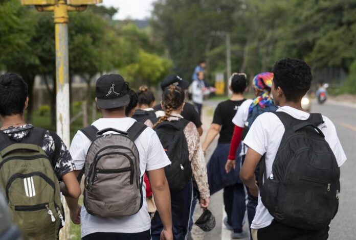 migrantes centroamericanos caminando migrantes
