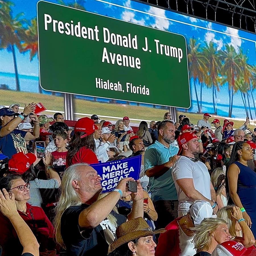 pancarta con el nombre de la calle de Trump