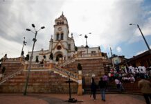 Bogotá se presenta al mundo desde Nueva York como "ciudad acogedora" personas esperando para ver la recreación del vía crucis durante las actividades de Viernes Santo, en Bogotá