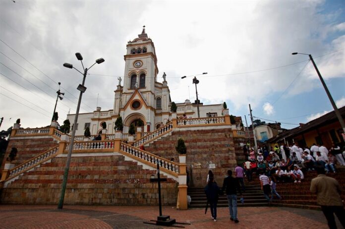 personas esperando para ver la recreación del vía crucis durante las actividades de Viernes Santo, en Bogotá