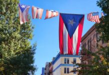 Electores puertorriqueños no olvidan el insulto a Puerto Rico al emitir su voto una bandera de Puerto Rico colgada este martes en El Barrio, en Nueva York
