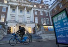 Una persona pasea en bicicleta este martes frente al Museo de la Ciudad de Nueva York