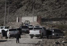 Agentes de la Guardia Nacional, policía estatal y peritos investigan la zona donde fue encontrado el cuerpo de un agente