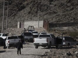 Agentes de la Guardia Nacional, policía estatal y peritos investigan la zona donde fue encontrado el cuerpo de un agente
