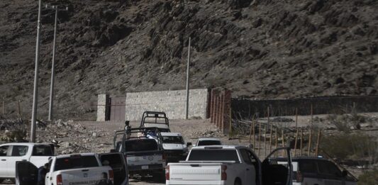 Agentes de la Guardia Nacional, policía estatal y peritos investigan la zona donde fue encontrado el cuerpo de un agente