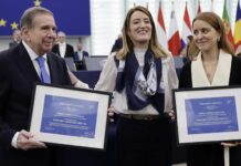 González Urrutia recoge el premio Sájarov "con gratitud e inmensa responsabilidad" Ana Corina Sosa (d), hija de la líder opositora María Corina Machado y el candidato presidencial de la oposición, Edmundo González Urrutia