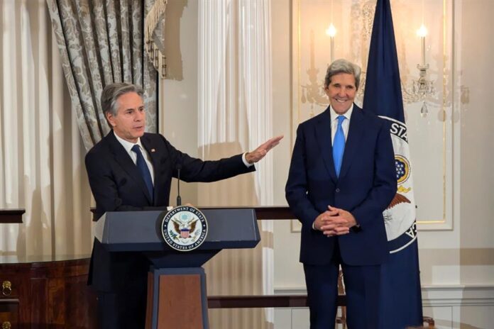 Antony Blinken (i), habla junto al exsecretario John Kerry, este lunes durante un acto en el Departamento de Estado en Washington Antony Blinken (i), habla junto al exsecretario John Kerry, este lunes durante un acto en el Departamento de Estado en Washington
