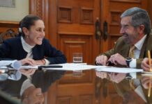 Claudia Sheinbaum (i) y el canciller mexicano Juan Ramón de la Fuente
