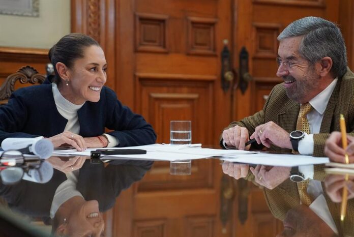 Claudia Sheinbaum (i) y el canciller mexicano Juan Ramón de la Fuente