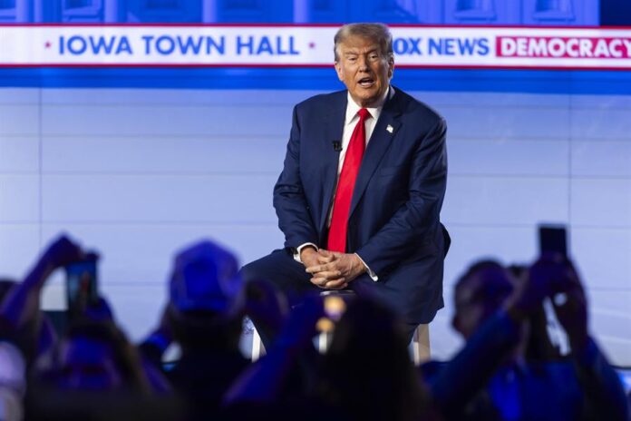 Donald Trump, hablando en un ayuntamiento de Iowa Donald Trump