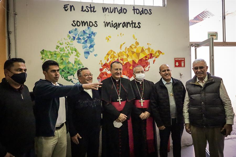 El Nuncio Apost&oacute;lico en M&eacute;xico, monse&ntilde;or Joseph Spiteri (c), posa durante su visita a un albergue