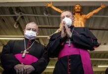 Iglesia católica pide respeto a la dignidad de los migrantes desde la fronteriza Tijuana El Nuncio Apostólico en México, monseñor Joseph Spiteri (d), posa durante su visita a un albergue