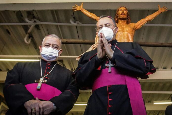 El Nuncio Apostólico en México, monseñor Joseph Spiteri (d), posa durante su visita a un albergue