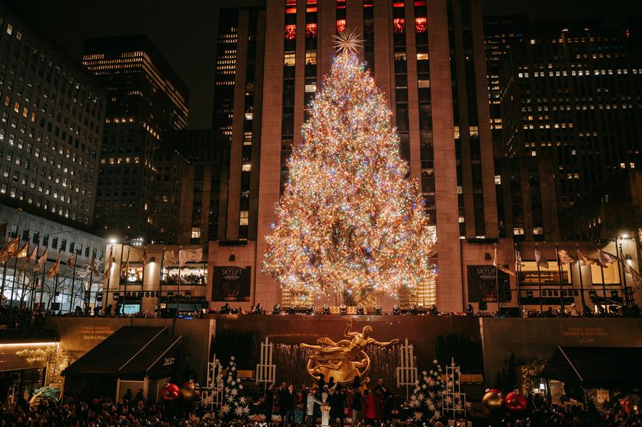 El &aacute;rbol del Rockefeller se ilumina en Nueva York (1)