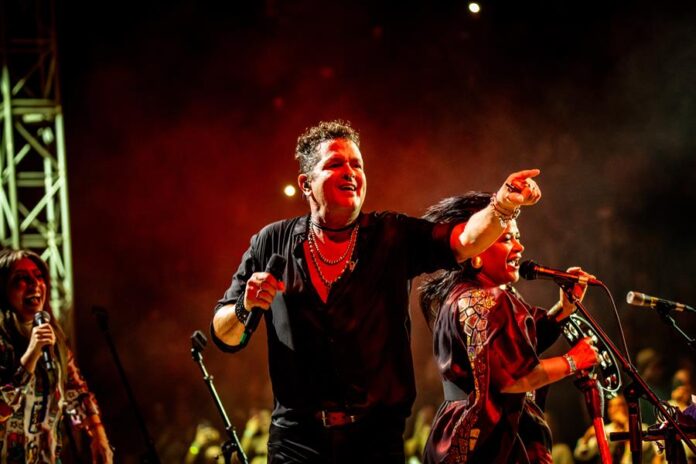 El cantante Colombiano, Carlos vives, canta durante el concierto del tour 'El rock de mi pueblo vive' Carlos vives