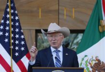 Embajador Ken Salazar afirma que los pueblos de EE.UU. y México "merecen vivir sin miedo" El embajador de Estados Unidos en México, Ken Salazar, habla durante un acto protocolario